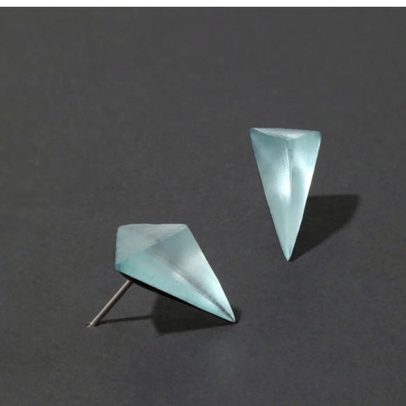ALEXIS BITTAR NWT Grey Blue Hand Carved Painted Lucite Pyramid Post Earrings - Picture 5 of 10